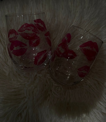Kissy Wine Glass